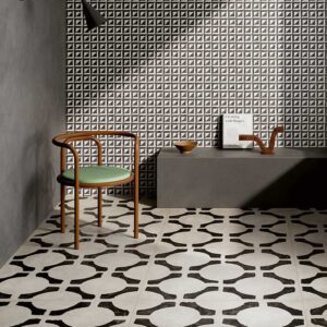 Riggiole di Fioranese è una collezione in gres porcellanato decorato in bianco e nero, caratterizzata da pattern artigianali, leggero effetto consunto e formati 90×90, 30×30 e 20×20, ideale per pavimenti e rivestimenti patchwork o a posa ordinata. Ambiente.